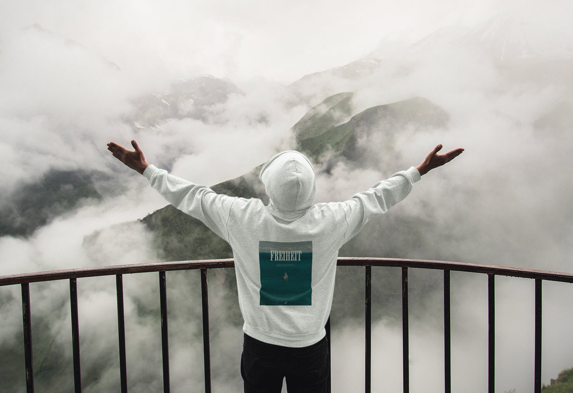 Freiheit Hoodie in Weiß Gebirge Aussicht